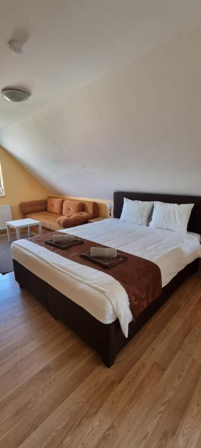 Joy Guesthouse Siofok Ngoại thất bức ảnh